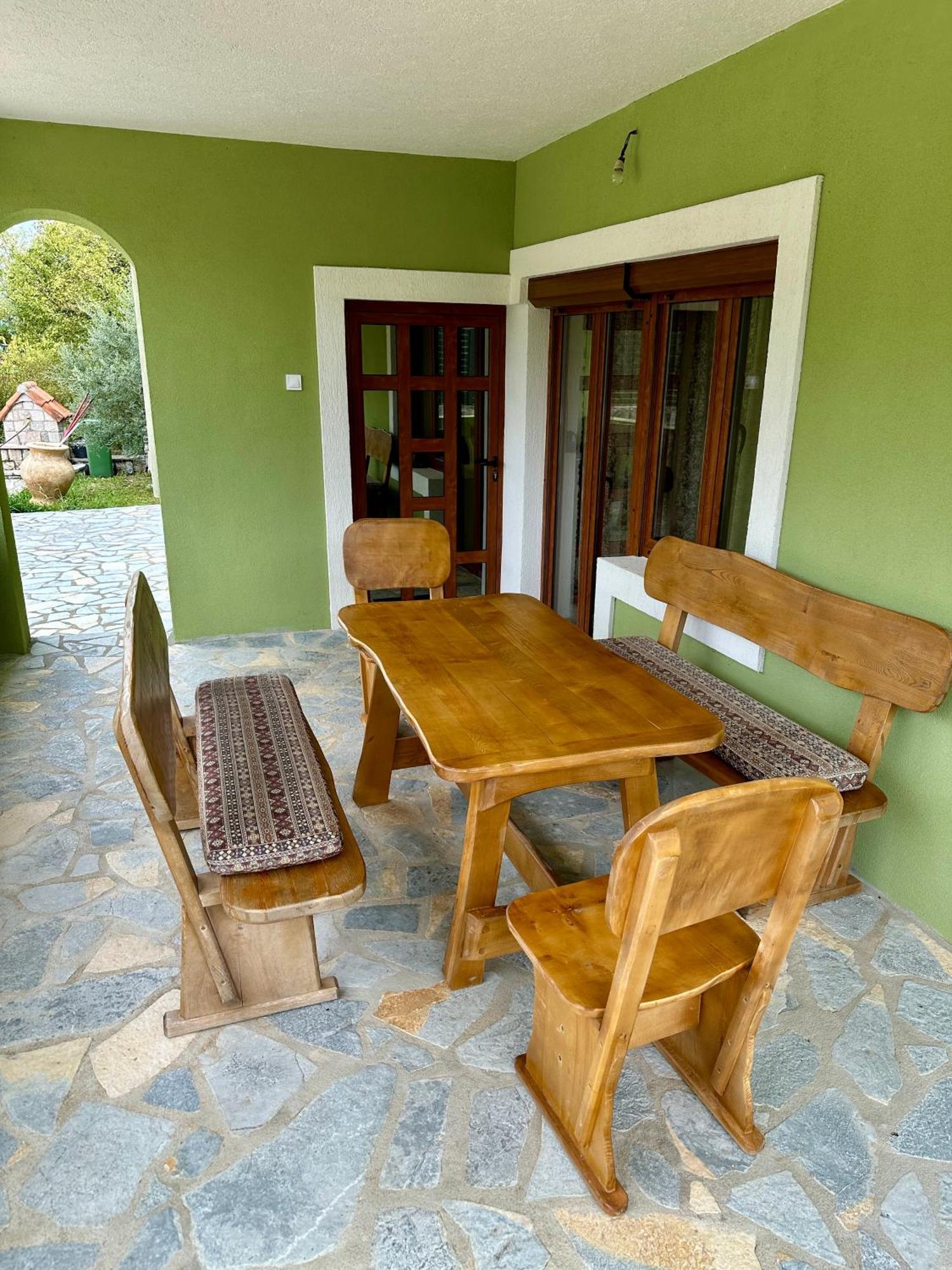 Green House Virpazar Bilik gambar
